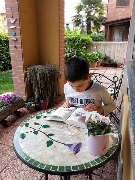 GABRIELE BUCCHI III D.jpg - Lettura in giardino in relax - Gabriele Bucchi 
III D Minghetti